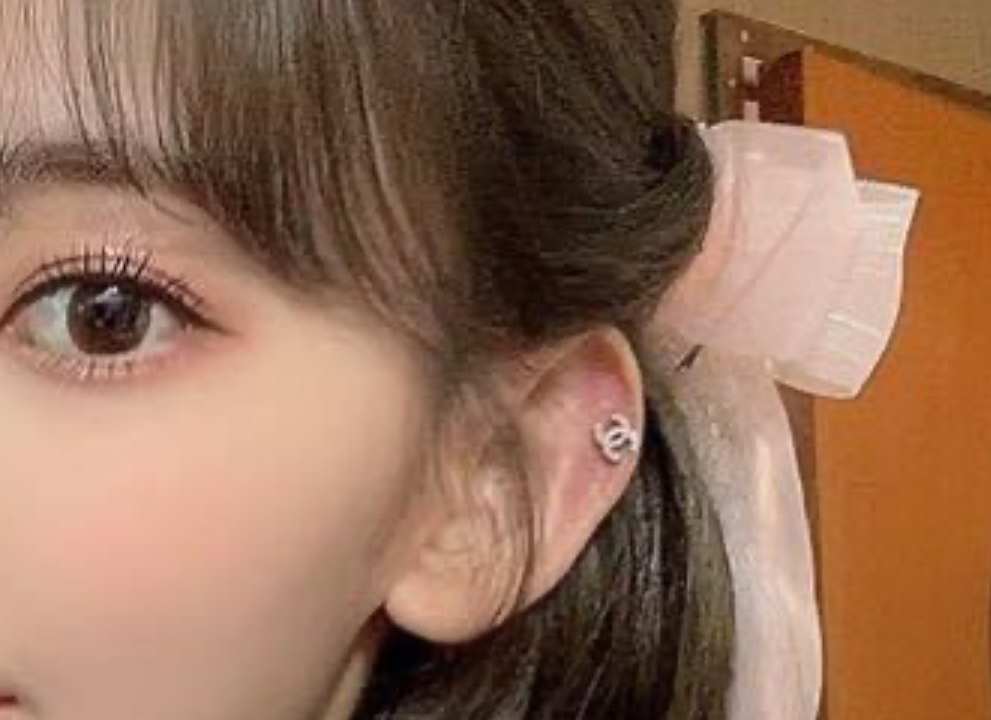 【耳元に咲く赤とシンボルの調和♡】CHANEL ピアス N2404-06-300723sh.jpg