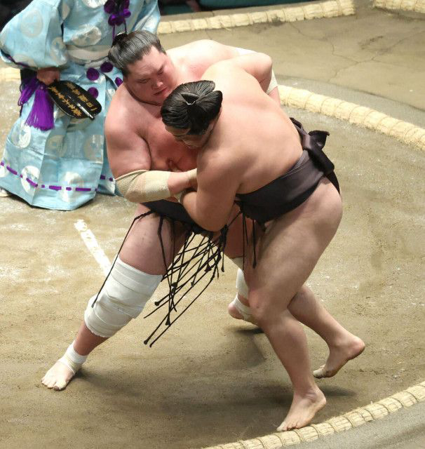 初場所 途中で引退した照ノ富士の これは珍しいかもと思った記録だが 新横綱 場所( 2021年秋場所)～引退場所( 2025年 初場所) までの横綱在任期間 の 土俵が 全て 結びの一番 だったっていう 横綱 もなかなかいないでしょうかね？ 1人 横綱が長かった といえば 過去には曙もいたが 曙の場合は 新横綱から 12 場所 目で 貴乃花が横綱になり その場所の初日が結び 前の 相撲 だったもので でも 照ノ富士 は 引退の場所までずっと一人だった