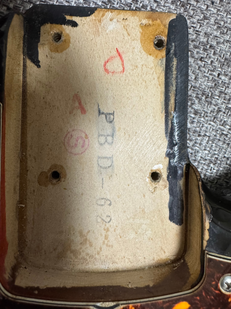 fenderjapanのプレベを買いました。Eシリアルの個体です。ネックポケ
