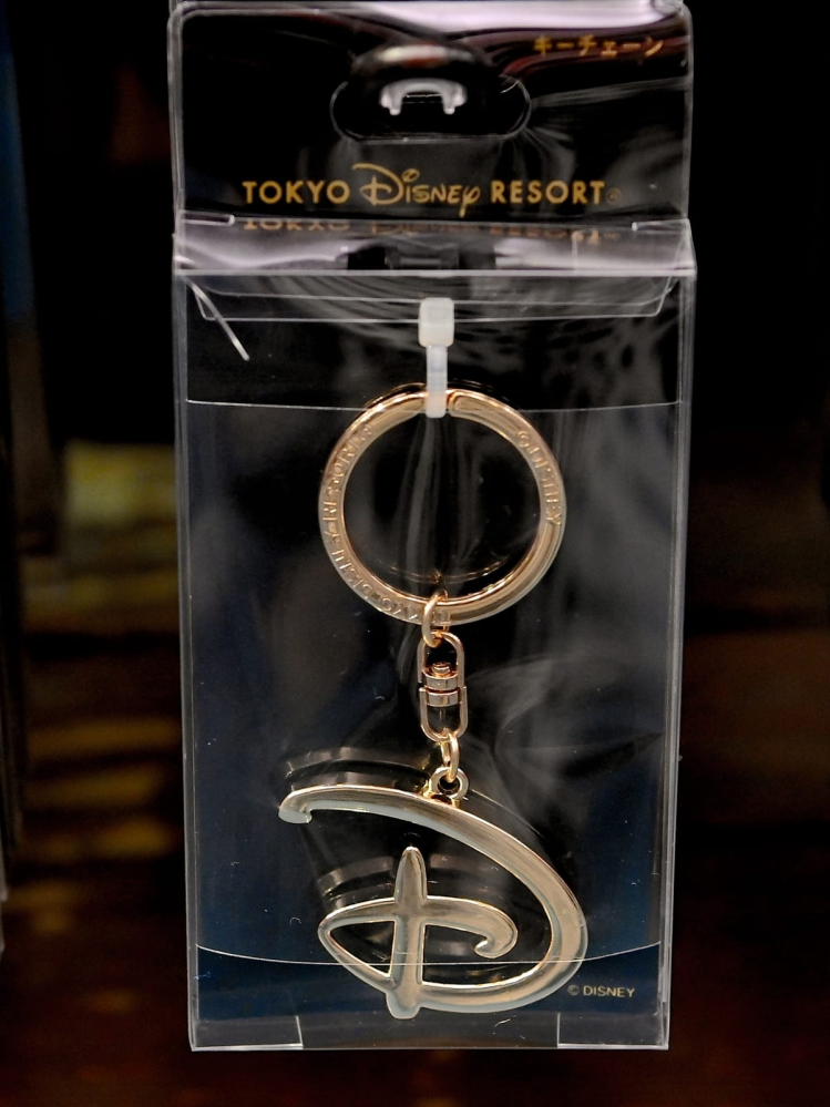 ディズニーリゾート Dロゴ ロゴ ゴールド キーチェーン キーホルダー ディズニーシーへいくのですが、このDロゴのキーチェーンはどこでかえ