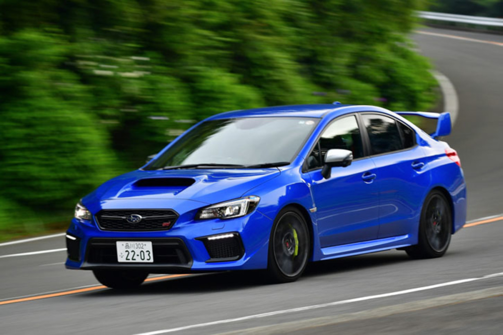 SUBARUのWRXを中古で購入しようと思っています（画像の２０１５年ぐらいのモデル） 以前ランエボを所有していたのですが、古いモデルで補修用の純正部品が出なくなり手放しました。しょっちゅう壊れては自分で直していたのですが、それが趣味みたいなもんで、今は全然壊れない車に乗り換えたせいか暇と揃えた工具を持て余しています。 画像のWRXの良い点と悪い点、故障しやすい箇所や修理費用などご教示いただければ幸いです。