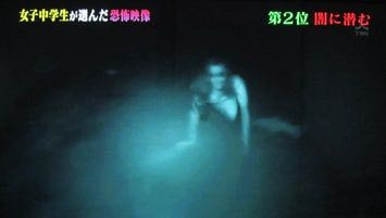 2012年12月22日(土) 世界の怖い夜！今夜はサンタも絶叫SPで放送されたこの回を観たいです。どこかに転がってませんかね？ 女子中学生が本当に怖かった恐怖動画BEST4の第２位闇に潜む、これが一番トラウマだったのですが、どうも映像がみつかりません。