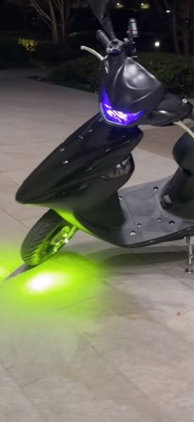 アドレスv50のウィンカー部分を黒くしたいのですがTikTokでコ