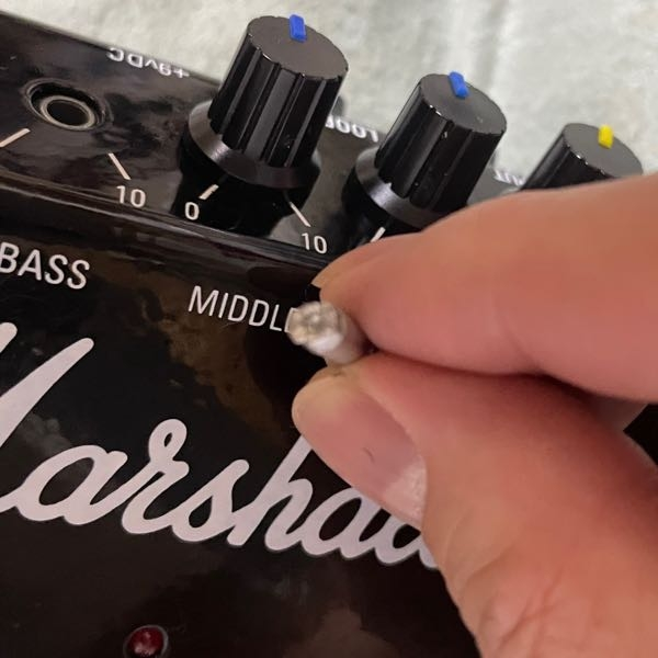 結構古いMarshall Guv'norのツマミが固かったので回していたら、抜けてしまいました。差し込んでも根本まで刺さらず、はまった感じがしません。これは折れてしまっているのでしょうか。