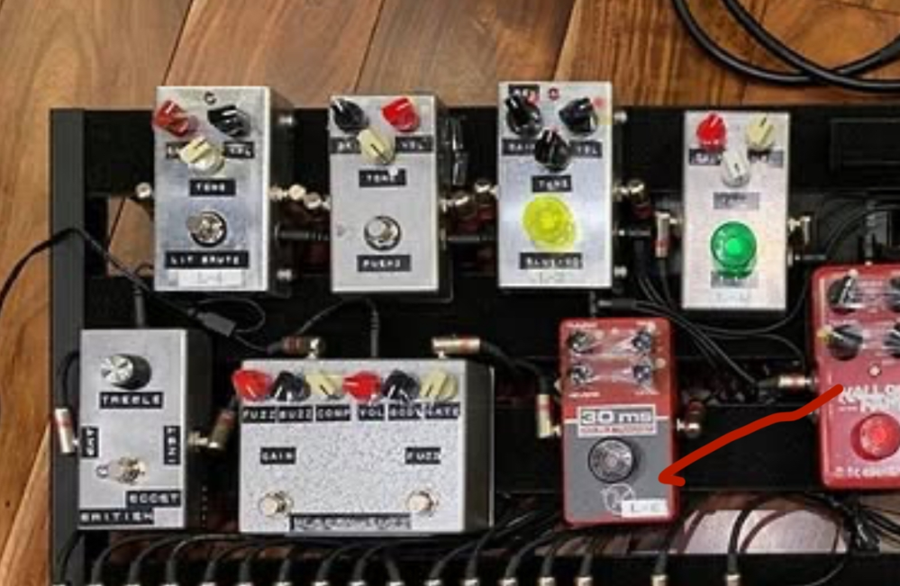 KingGnuの常田大希さんのエフェクターボードなんですが、6つある銀色