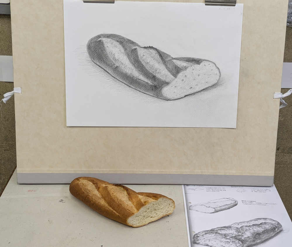 鉛筆デッサンの添削をお願いしたいです。3時間でフランスパンを描き