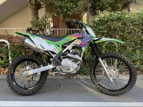 ホンダ XR50モタードから外しましたガソリンタンクになります。 ライブディオにメットインにガソリンタンクを移行したいのですが