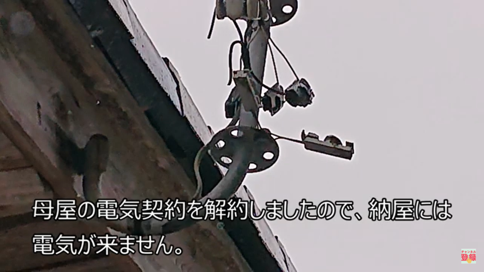 電気契約を解約した納屋の電源に発電機を使用したいと思い、発電機を購入して接続しましたが電灯とコンセントの線が白赤と白黒に分かれています。 白赤の電灯は解体した母屋にあったスイッチで入り切りしていました。(今は母屋がありません。）母屋からは白赤黒の3線で配線してありました。 下記URLのyoutubeで投稿したように接続しましたが単相3線式の接続方法が良くわかりません。スイッチも含めて解りやすく解説していただけるとうれしいです。 電気工事士の方にとっては、簡単なことだと思いますが素人ですのでよろしくお願いいたします。 https://www.youtube.com/watch?v=ZMn83CIqqx0