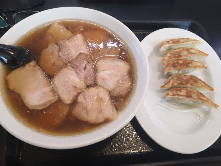 お昼は何を食べましたか？ 私は喜多方ラーメンの店で、チャーシュー麺と餃子を 頂きました。 チャーシューがうまいのなんの！