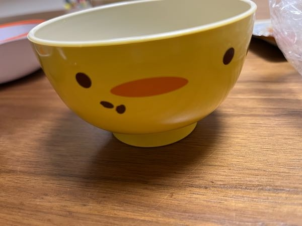 ダイソーで買った茶碗なんですがひよこ？アヒル？の口の点点なんでしょう？最初印刷ミスかなと思ってたんですが同じ製品を見たら付いているのでこれが通常のようで。気になって仕方ありません