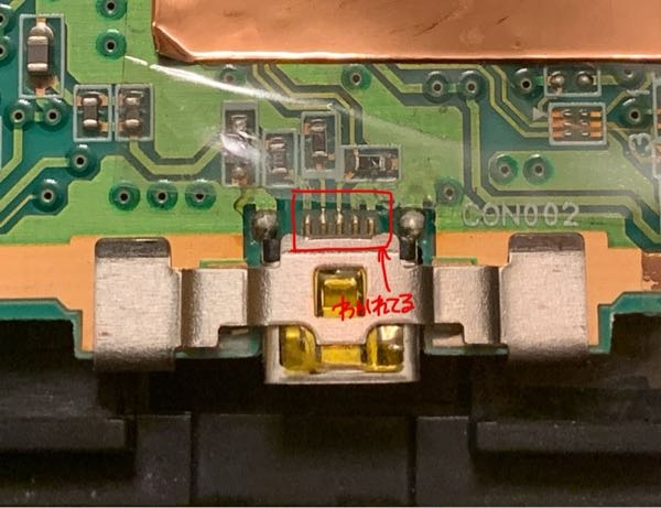 コネクタと基盤をつなげたいのですが、これはどのような道具を使ってはんだ付けすればいいですか？コネクタ自体は1センチもなく、ピンとピンの間は1ミリもありません(;_;) あと調べてみたんですが、剥がれた先の配線につなぐために基板のレジスト(緑の絶縁塗布材)をピックの先端で削らないといけないようなのですがどこの事を指してますか？