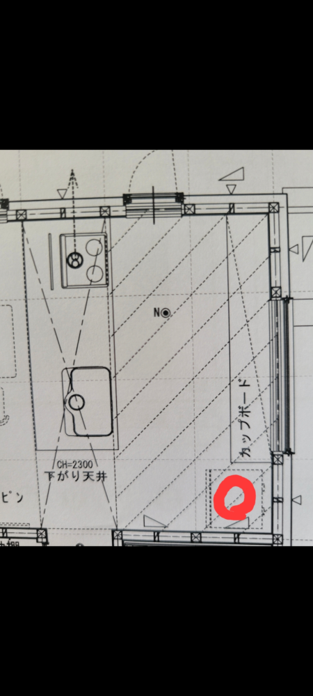 奥行き７０センチの冷蔵庫の購入を考えています。 写真のような配置になるのですが、カップボードが奥行き45センチなので、でっぱりすぎてカッコ悪いですかね？ 冷蔵庫のリッター数を下げても、奥行き６５０センチになるので、どのみちはみ出すのですが、迷っています。 両開きの冷蔵庫です。 (大人３人暮らし、５４０リッターの冷蔵庫は大きすぎますかね…)