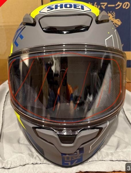 バイクのヘルメットについてです。 SHOEI Z-8 ACCOLADE 廃盤品のヘルメットを購入検討してます。 ①目の部分？レンズ？シールド？呼び方は分かりませんが、そこの色がアップしている写真は透明ですが、購入検討してる色はネットで見る限りブルーに見えます。その部分は皆さん交換などをしてカスタムしてるのでしょうか？もしくは、ただの光の加減でブルーに見えてるだけでしょうか？ ②もし交換してるのであれば、透明に戻した場合、大体いくらぐらいの費用でしょうか？ どうか教えて頂けないでしょうか。 宜しくお願いします。