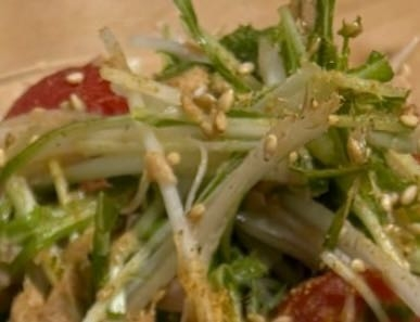 このサラダのトマトじゃ無い方の野菜はなんという野菜でしょうか。