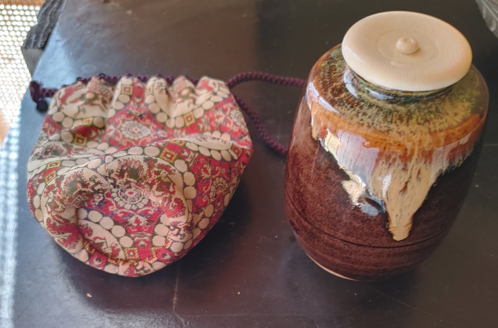 写真の濃茶器とお仕服の名前がわからないので、ご存じの方がいましたら、教えてください。