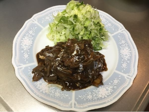 みなさ〜ん、煮込みハンバーグ好きですか〜？ 合挽き肉、玉ねぎ、パン粉、小麦粉、酒でハンバーグ形成 舞茸、玉ねぎ、赤ワイン、ケチャップ、ウスターソース、水、バターで煮込みソースつくり じっくりトロミつきの煮込みハンバーグ 仕上げに生クリームをたらしました♪