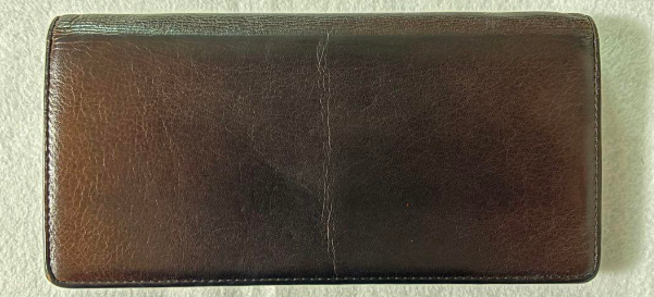 革製の長財布は使用していくうちに自然とこの様な縦シワが入る場合があるのでしょうか