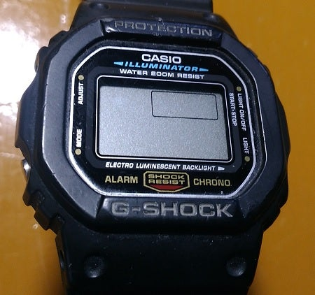 G-SHOCKは劣化しても使い続けますか？ 何年も経つとバンドやベセルが劣化してきますが、 そのまま使い続けますか？ 見た目が悪くなっても、 切れたり割れたりするまで使い続けますか？ メタルを除く、樹脂のGショックについてです。 よろしくお願いします。