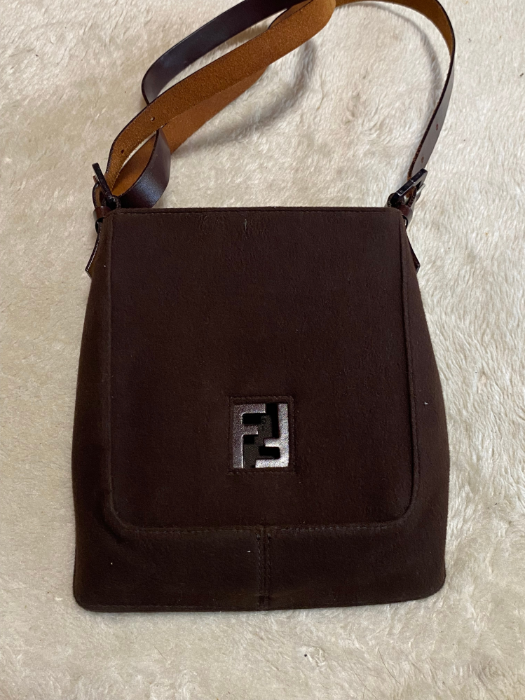 FENDIのショルダーバッグだと思われる物を実家で見つけました。調 