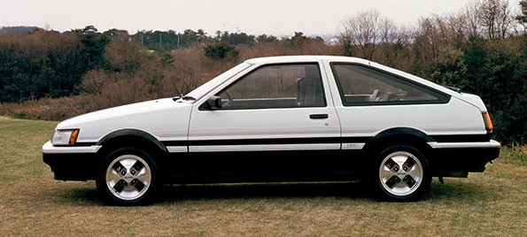 ＡＥ８６のカローラ・レビン＆スプリンター・トレノてデザイン的にカッコ悪いのになぜ人気があるのですか。 ・・・・・・・・・・・・・・・・・・・・・・・・・・・ 普通に考えたらＡＥ８６てカッコ悪いと思うのですが。 例えばボンネットは短くて高いし。 ルーフも高いし。 リアはぽっちゃりしているし。 ＡＥ８６てシャープさに欠けたデザインだと思うのですが。 よく分からないのですが。 なぜそんなカッコ悪いクルマが人気が出たのですか。 と質問したら。 漫画の影響。 という回答がありそうですが。 漫画ではＲＸ‐７がカッコいいデザインだと語られる場面がありますが。 ですがＡＥ８６がカッコいいクルマと語られる場面はありませんが。 それはそれとして。 例えばＡＥ８６の先代のＴＥ７１ならまだカッコいい要素がありますが。 例えばＡＥ８６と同時期のバラードスポーツＣＲ‐Ｘならまだカッコいい要素がありますが。 例えばＡＥ８６より遅れて登場したあアートフォースのシルビアはカッコいい要素がありますが。 ですがＡＥ８６て確かにリアシートは広そうですが。 ですがそのせいでＡＥ８６てプロポーションの悪いデザインだと思うのですが。 なぜＡＥ８６てカッコ悪いのに人気があるのですか。 余談ですが。 ＡＥ８６て同時期のピアッツアに似ているのでは。