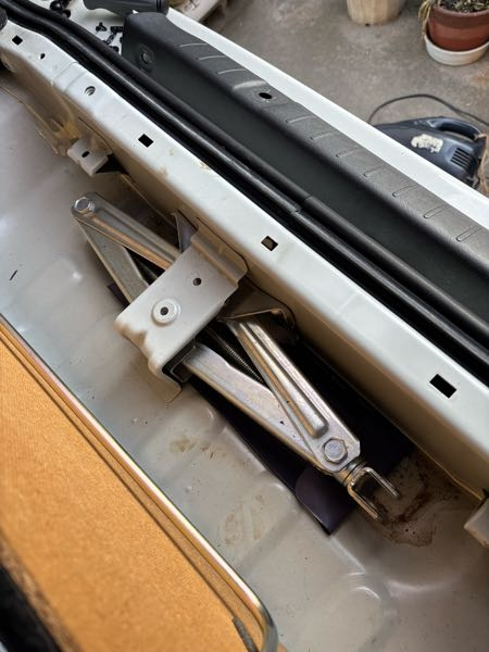 ジムニーjb23の純正ジャッキってどうやって取り外すの？中のぞきこんだけどなんかよくわからん₍₍ (̨̡ ‾᷄⌂‾᷅)̧̢ ₎₎