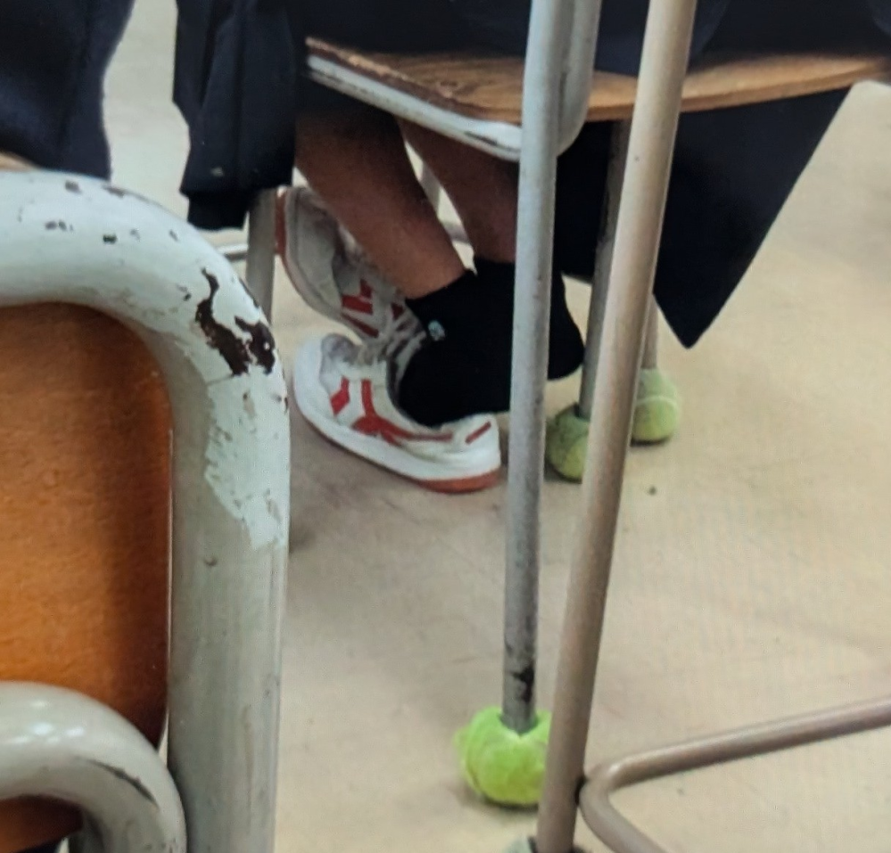 中学生ですよく授業中に上靴を写真のように毎日脱いでいる女の子がい 