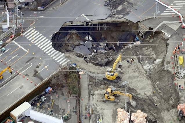 八潮市の道路陥没事故に関して世間の皆様はどう思われてますか？ 消防とか救助の方への非難を叩いてましたけどこの有り様では批判を受けてもしょうがない気しかしません。 何故さっさと連絡を取れた時点で決死隊を寄越さなかったんでしょう？ 怪我人を出さないよう万全を期した結果、有毒ガスも発生して穴も原型とどめないくらい大きくなり周辺住民にも迷惑かけて莫大な費用もかかる……。 何故こんなことになったんでしょうかね？