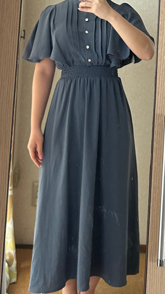 結婚式の二次会がイタリアンで行われ、カジュアルな服装はダメと指定されています。 こちらの画像のワンピースはカジュアルでしょうか？アリですか？
