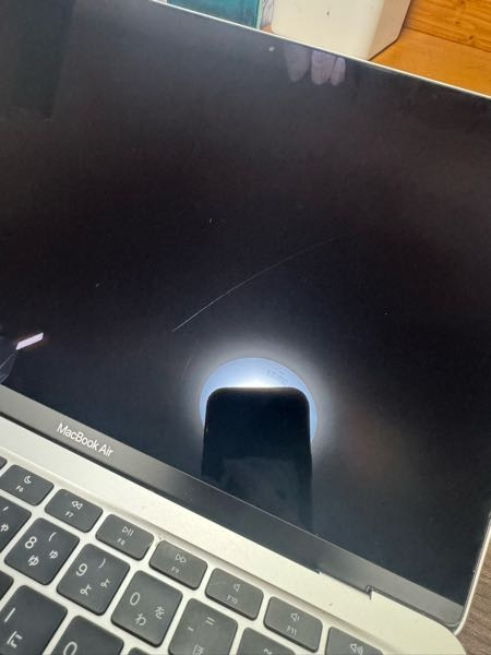 MacBookairを使ってます画面を拭く際に多分爪が当たって傷が