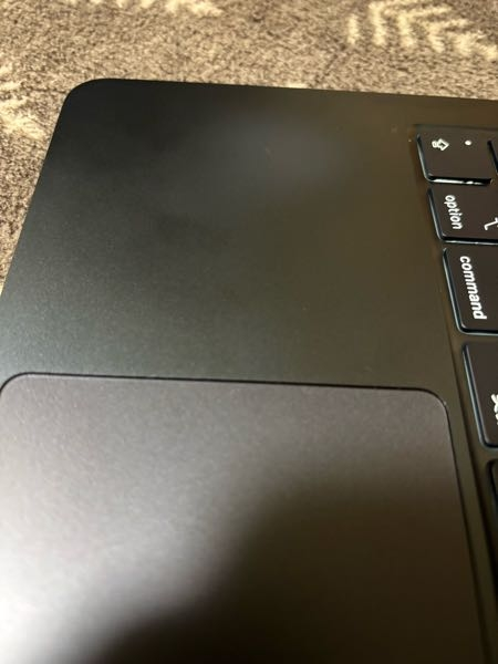 写真でわかると思いますが、macのこの部分が白く変色してしまってい