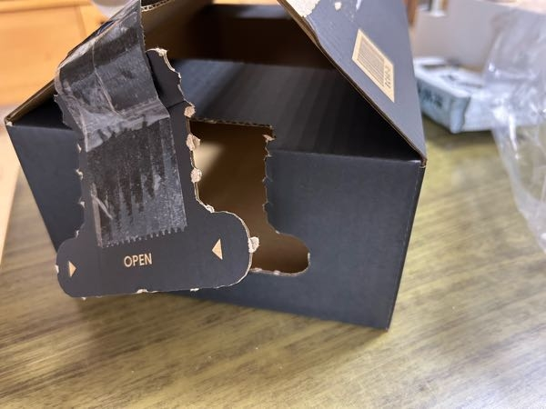 至急学生です。ZOZOTOWNで返品をしたいです。付属の箱に破損