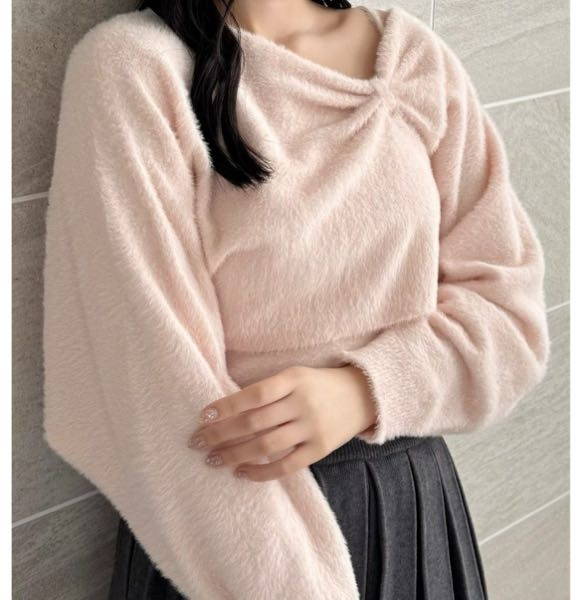 今の時期にこのフェザー素材の服って季節はずれですか？来週あたりに着たいと思っています。