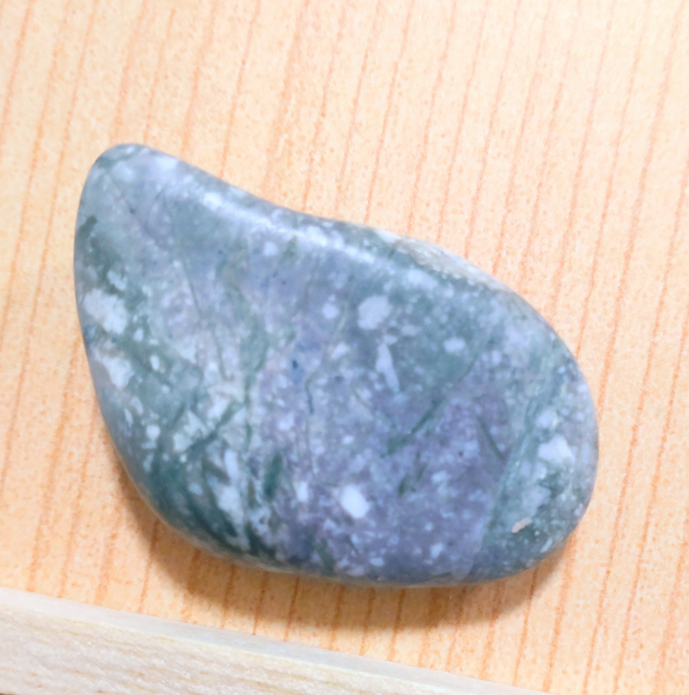 こちらの石の名前がわかりましたら教えてください。色は真っ黒で、表面