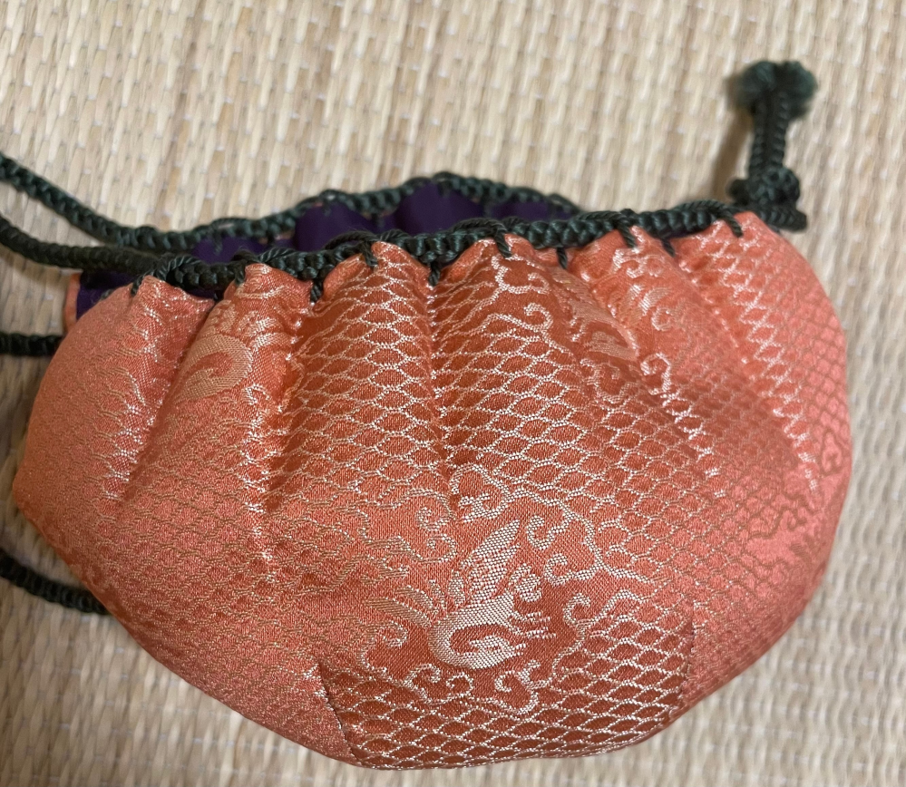 こちらのお仕覆の裂地なんですが、お分かりの方いらっしゃいましたら教えていただけないでしょうか。 よろしくお願いいたします。