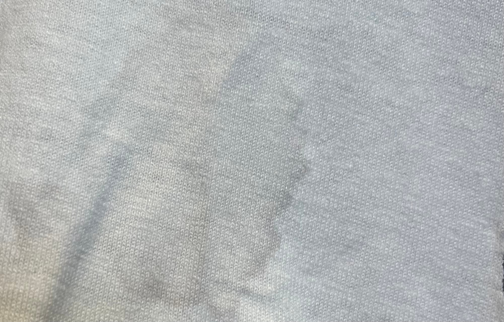 新品の服を紙袋に入れたまま1ヶ月保管してしまいました。そしたら、白 