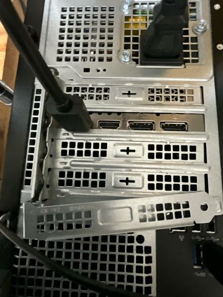 dellのパソコンにグラフィックボードを取り付けました。接続は問題なく