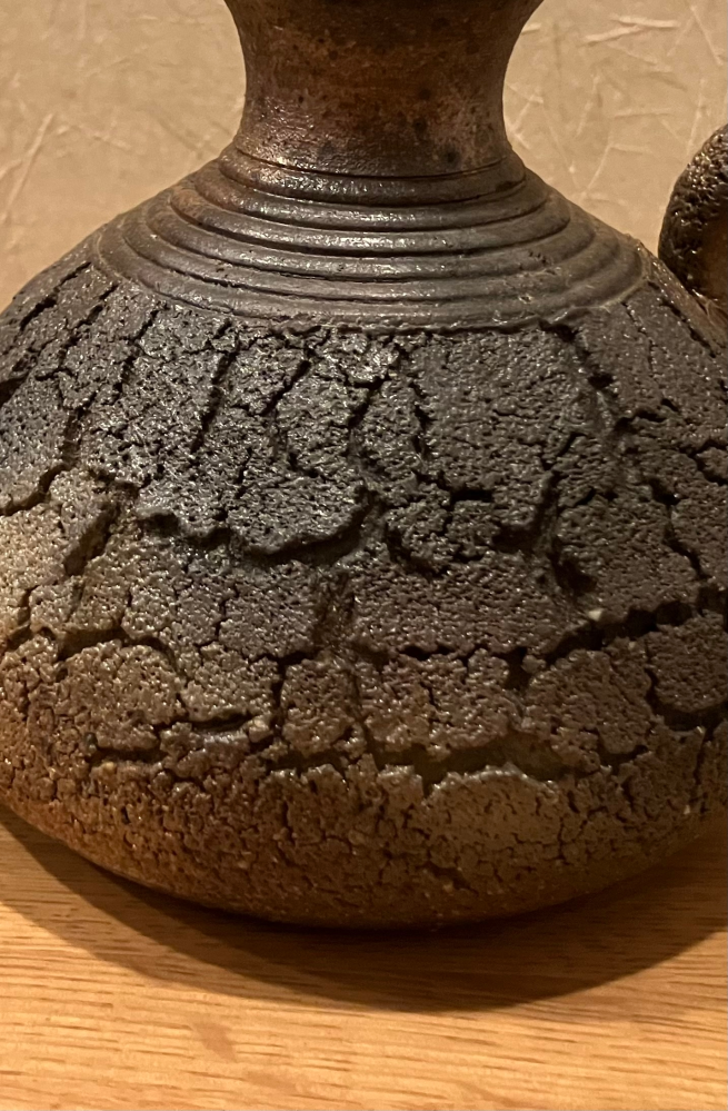 どちらの焼き物でしょうか？ 実家にあったのですが、あまり見た事のない風合いです。 どなたか御詳しい方ご教示お願いいたします。