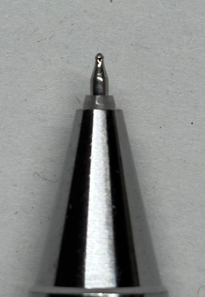 文房具詳しい方にお聞きしたいです߹-߹ 詰め替えのボールペンで写真のような先端が少し丸くなっているボールペンの詰め替えの商品名おしえてほしいです！！！ 写真のボールペンはPILOTのjuice upです