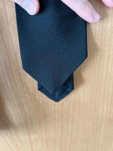古着屋でネクタイを買ったのですが、先端がズレています。これの治し方はありますか？