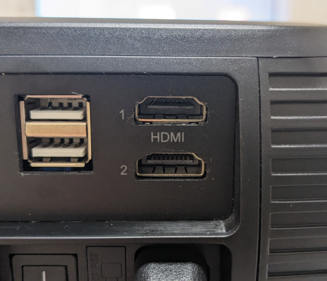 プロジェクターのHMDIのところにFIREスティックを刺して観ています
