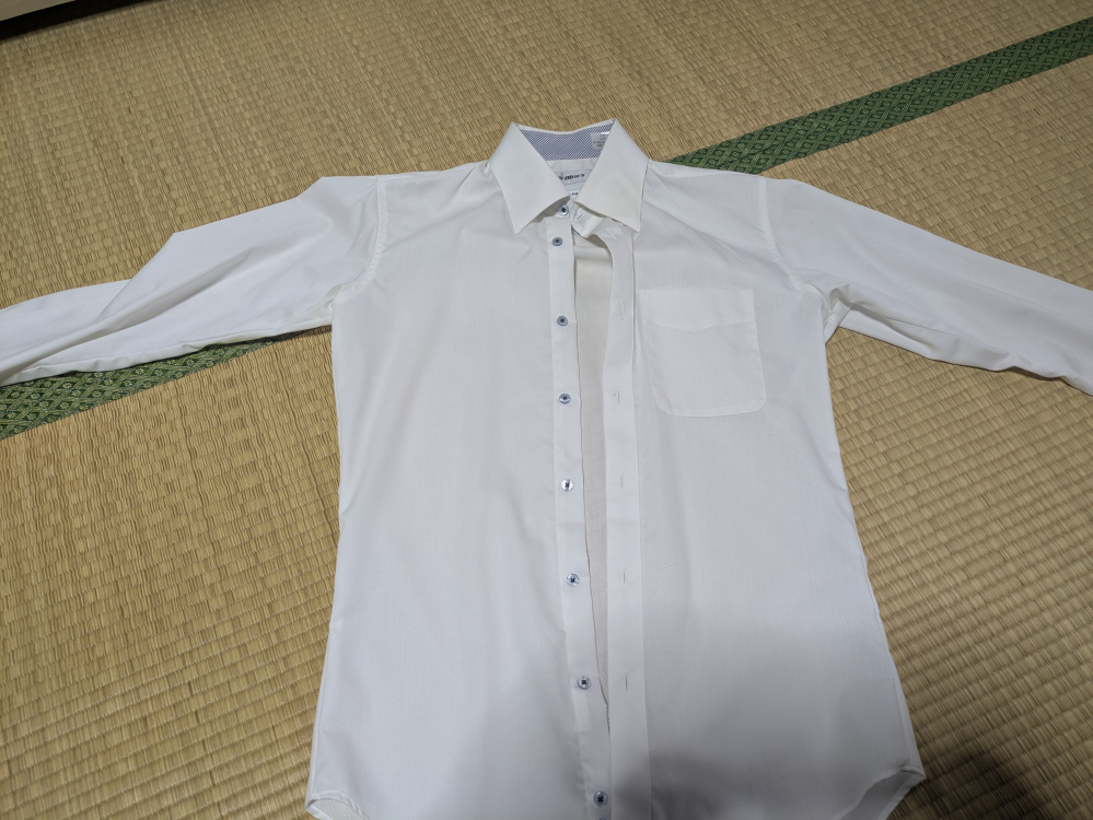 このワイシャツだと礼服に合わないでしょうか。 AOKIで礼服用のスーツとネクタイを注文しましたが、礼服用のワイシャツも買ったほうが良いでしょうか。