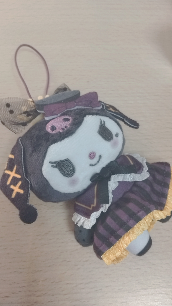 この写真のようなものをバッグにつけようとすると必ず落ちてしまいます、、 絶対に落とさないようにバッグなどに付けたいのですがどのようにつけたらいいか教えてください！！ （語彙力なくてすいません、、、）