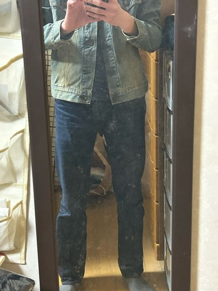 マジで汚くてすみません。 コレって変ですか？ 友達からデニムジャケットもらったんですけど、黒っぽい青っぽいジーンズしか持ってなくて、、