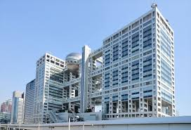 《素朴な疑問》 地上波テレビに対して清く正しく美しくを求めてる人たち。 バラエティの演出やドラマやアニメの内容に対して怪しからん許せんと吠えてる人たち。 差別的だとか偏向だとか時代に合ってないとか、パ和柄だとかセクハラだとか批判してる人たち。社会が不遇なのはテレビやタレントのせいだと妬み嫉みを募らせている人たち。 そういう人たちって、現在のコンプライアンスでがんじがらめになって見るに堪えない状態となったテレビを見て満足してるのでしょうかね。あるいはまだまだ不自由分だと、最終的には一日中通販番組やってるような状態にならないと気が済まないと、そういう感じなのでしょうか。 私思うに、そういう人たちって下手するとテレビなんてそもそも見てないのではとも思ってるのですが、どうでしょうかね。
