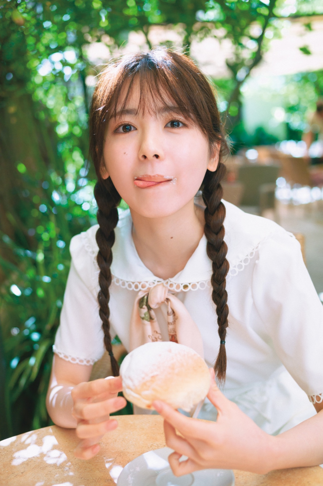 乃木坂46 秋元真夏や一ノ瀬美空のような あざとキャラだったら、 鼻にクリーム…なんかは、 「またやってんな（笑）」なんてなるけど、 筒井あやめが口の周りにパンの粉やクリームなんかが付いているshotは、 普段やらないから、良いですよね？ ただ、写真集のカメラ目線だから、 これ、やってんな（笑）って感じだけどね。