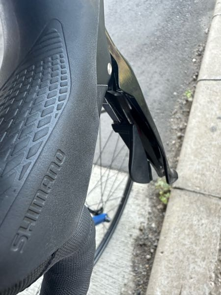 今日自転車が倒れた時にstiレバーのブレーキの箇所が外に出てしまったのですが治せますか？