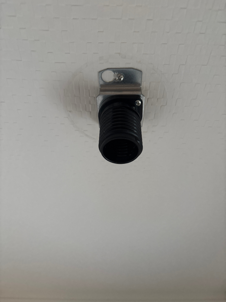 トイレの照明をシーリングライトでおしゃれにしたいと思い購入してみました。 いざつようと思ったら、付けられる天井ではなくて悲しいです。 これだともう工事とかしない限りつけるのは難しいですよね？ これでもおしゃれな照明探せますか？探し方がわからず、この状態だと何という項目で照明を探せばいいのか分かりません。 無知なもので教えていただけると嬉しいです。 宜しくお願い致します。
