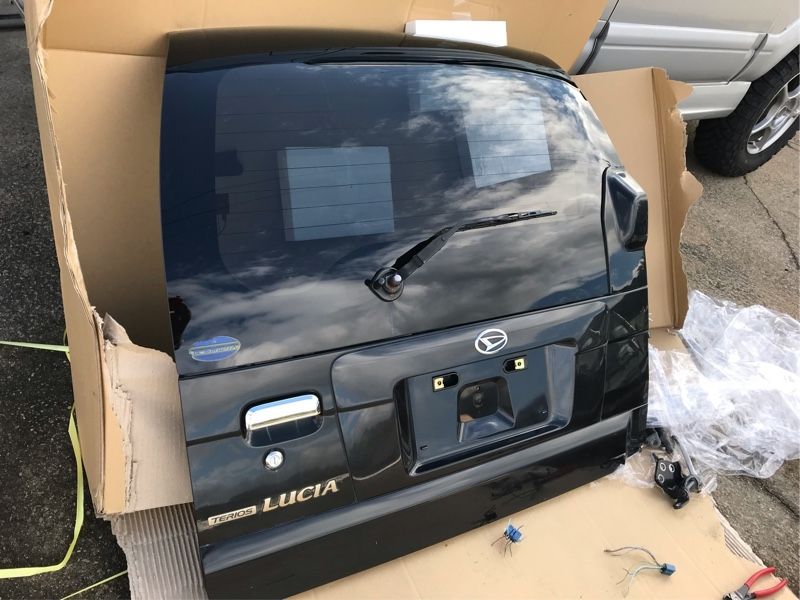 私はテリオスキッドに乗っているのですが、20年前の車とは言え、愛着がつくと中々手放せないものがあります。 しかし、燃費の低下は当たり前ですが、古くなってきてる事もあり、昔に比べるとリッターも1〜3ぐらい？？は落ちたと思ってます。 【質問】 そこでテリオスキッドのバックドアを、姉妹車であるテリオスルキアのバックドアと交換した場合、どれくらいの軽量化が図れるのでしょうか？？ テリオスキッドのバックドアは、スペアタイヤを背負う形の為に、タイヤの重量＋スペアタイヤを支える為の部品や鉄があり、それなりには重量があるものだと思ってます。 一方で姉妹車であるテリオスルキアのバックドアはスペアタイヤを備える箇所がない為、そういった重りになる2つの要素が軽減できると考えました。 テリオスキッドにテリオスルキアのバックドアを付け替えた人の話は何人か聞いてますが、どれくらいの効果が得られるのでしょうか？？ また、リッター1〜3ぐらいまでなら、軽量化で回復可能なのでしょうか？？