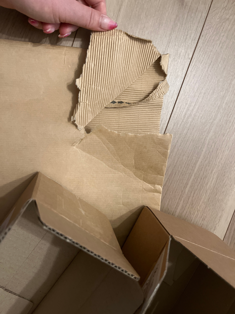 Amazonでよくダンボールに似た素材の紙で送れてくることがあるけどあれはダンボールと一緒に出して大丈夫なのでましょうか？ 燃えるゴミとしてだしてもいいわけですがリサイクルできるならしてほしいので。 うちのマンションは紙の回収はなく燃えるゴミかダンボールゴミとして出すかの二択です。
