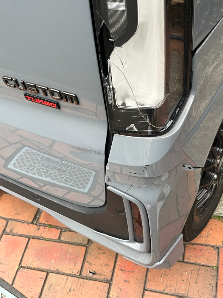車の修理。 写真のような傷は、ディーラーで直してもらったらいくらぐらいですか？30.40万？ 右テールランプ割れてる、かすり傷、リアバンパー外れてる